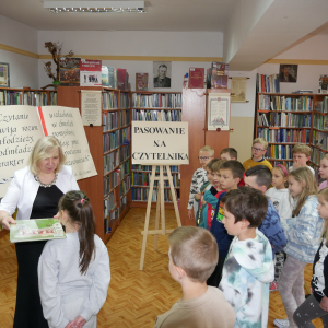 Pani Dyrektor pasuje uczniów na Czytelnika