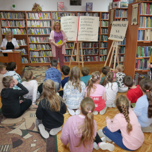 Pani bibliotekarka wita przybyłych uczniów 