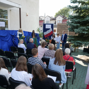 Dwie uczennice i uczeń czytają fragment Ballad i Romansów