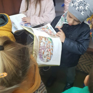 Przedszkolaki przeglądają książeczki