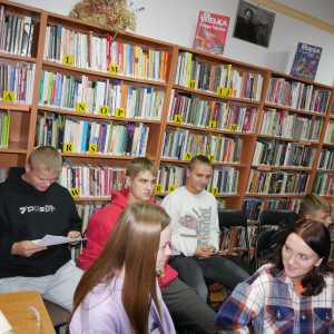 Uczniowie w Czytelni, jeden z uczniów czyta wiersz o Jesieni