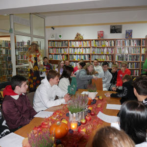 Uczniowie siedzą w Czytelni i słuchają  wierszy o Jesieni