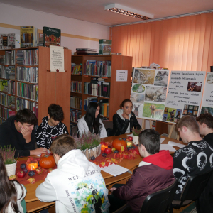 Uczniowie w Czytelni podczas dyskusji o Jesieni