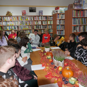Uczniowie w Czytelni, jeden z uczniów czyta wiersz o Jesieni