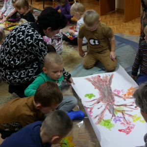 Przedszkolaki malują drzewo