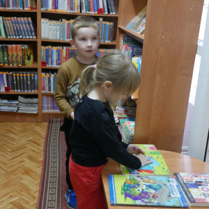 Chłopiec i dziewczynka oglądają książeczkę