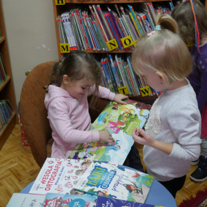 Dziewczynki oglądają książeczkę