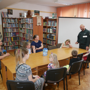 Pan Strażak przemawia do uczestników spotkania