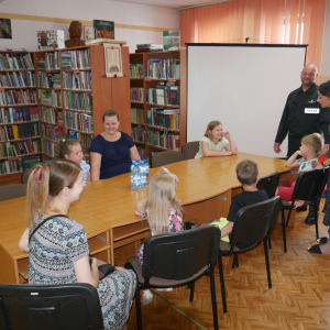 Pani dyrektor i pan strażak wita uczestników spotkania