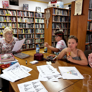 Pani bibliotekarka czyta dzieciom opowiadania