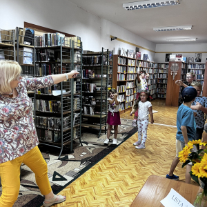 Uczestnicy spotkania podczas zabaw ruchowych