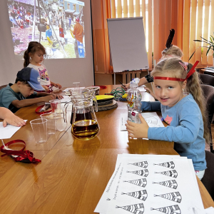 Uczestnicy spotkania siedzą przy stole