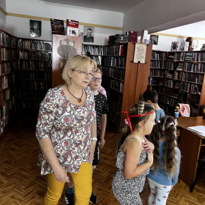 Pani bibliotekarka i uczestnicy  wakacyjnego spotkania