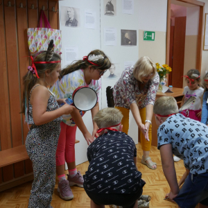 Uczestnicy spotkania podczas zabaw ruchowych