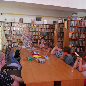 Pani bibliotekarka przemawia do uczestników spotkania