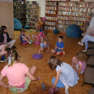 Uczestnicy spotkania podczas zabaw i gier w bibliotece