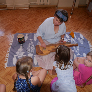 Pani Opowiadaczka gra dzieciom na instrumencie