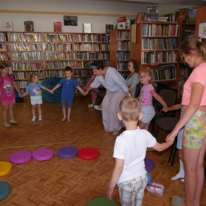 Pani Opowiadaczka i uczestnicy spotkania podczas gier i zabaw w bibliotece