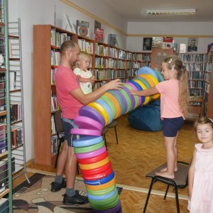 Uczestnicy spotkania podczas gier i zabaw  w bibliotece