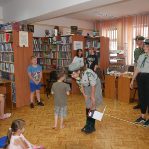 Harcerze i uczestnicy spotkania podczas gier