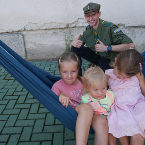 Harcerz i troje dzieci pozują do zdjęcia