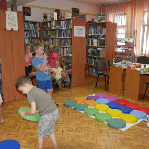 Uczestnicy spotkania w czasie zabaw ruchowych