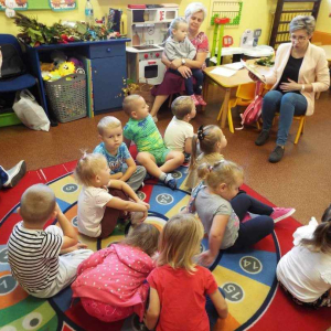 Pani bibliotekarka czyta dzieciom książeczkę