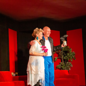 Aktorzy ( Kobieta i mężczyzna) na scenie