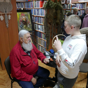 Uczestnik spotkania rozmawia z artystą