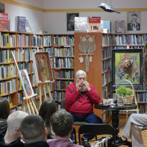 Artysta przemawia do uczestników spotkania