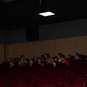 Publiczność ogląda sztukę teatralną