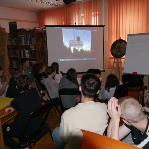 Uczniowie oglądają film na dużym ekranie