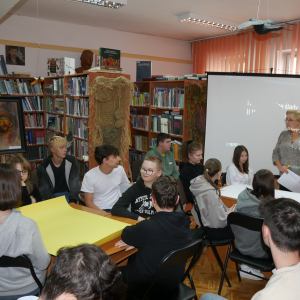 Pani bibliotekarka przemawia do uczniów