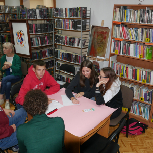 Uczniowie wpisują  na kartonie swoje zainteresowania