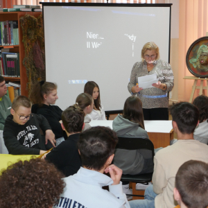 Pani bibliotekarka czyta uczniom