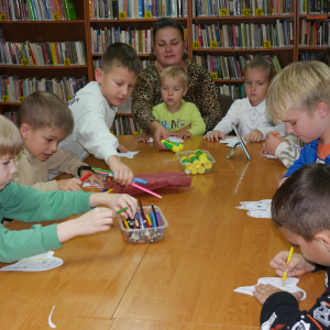 Uczestnicy spotkania kolorują kolorowanki