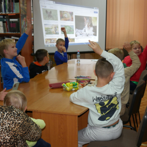 Uczestnicy spotkania z podniesionymi rękoma