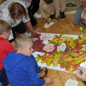 Uczestnicy spotkania wyklejają drzewo