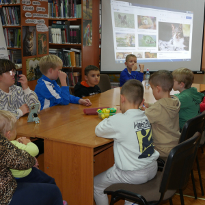 Uczestnicy spotkania siedzą przy stolikach