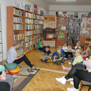 Pani bibliotekarka czyta uczestnikom spotkania