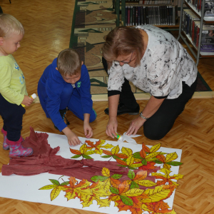 Uczestnicy spotkania wyklejają drzewo