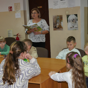 Pani bibliotekarka czyta dzieciom książeczkę