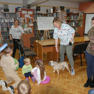 Pani weterynarz z psem Wokół niej uczestnicy spotkania