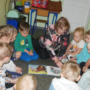 Pani bibliotekarka czyta książeczkę dzieciom