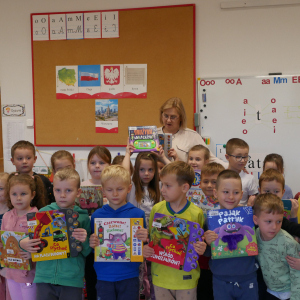 Pani bibliotekarka i przedszkolaki pozują do zdjęcia