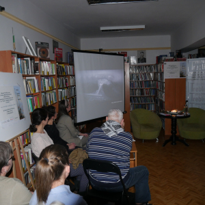 Uczestnicy spotkania oglądają film