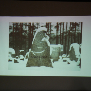 Zdjęcie kamienia Małkinia ze  slajdu z prezentacji o Treblince