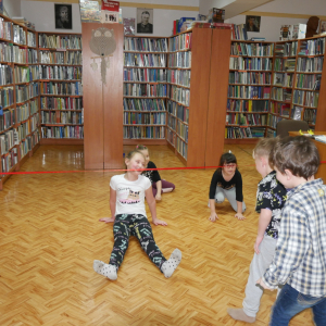 Dzieci podczas zabaw w bibliotece