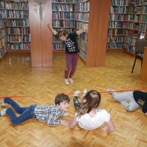 Dzieci podczas zabaw w bibliotece