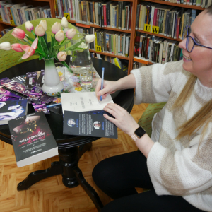 Pisarka Ana Rose podpisuje książkę